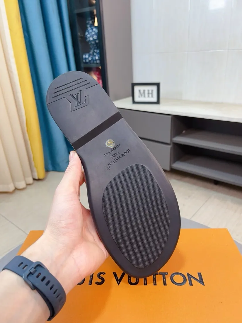 Men's men's shoes 💰360🌸🌸LV medium men's spring and summer slippers counter synchronization. The uppers are imported from Italy with open edge beads and color-changing logo graphics. High-quality craftsmanship. Soles: Original soles specially provided by the original factory. Exclusive molded soles are super comfortable. Original factory single goods. 🔍🔍High quality. You can enter and exit the counter at will. Welcome to compare. Size 38-45